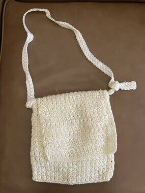 VINTAGE LA RUE IVORY CROCHET SHOULDER BAG W/ OUTSIDE POCKET
